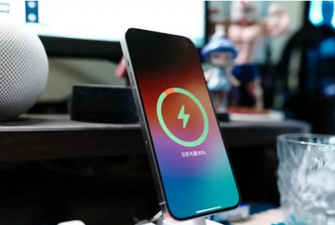 云阳苹果15换屏服务分享用什么充电器给iPhone15充电更好 
